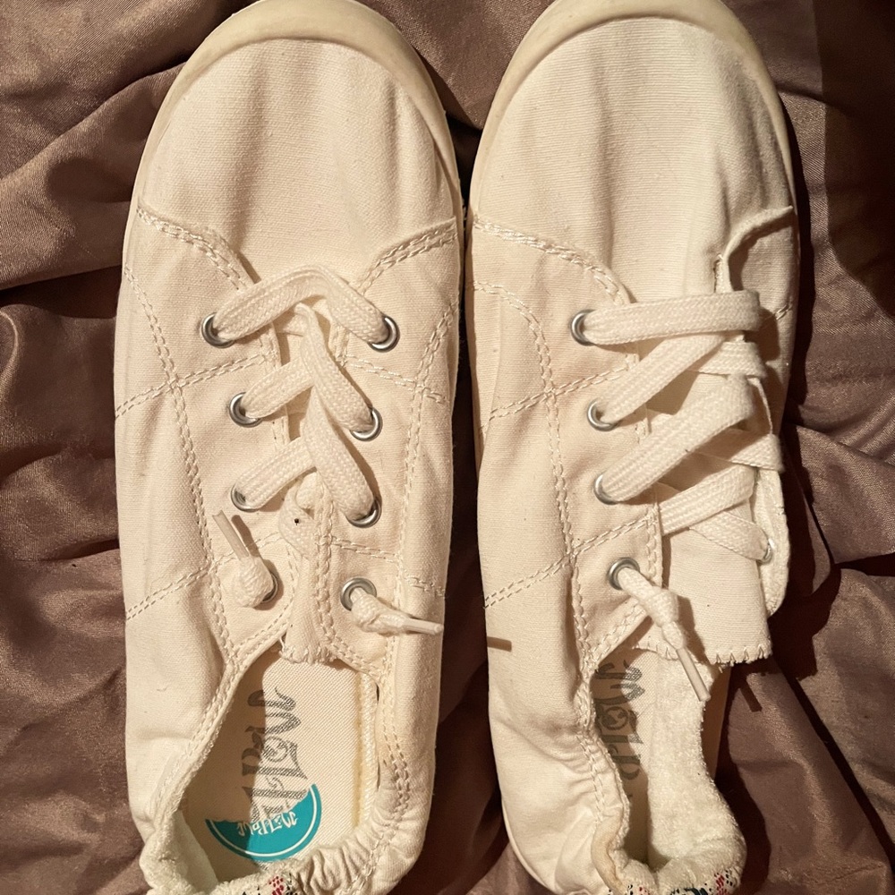 Mad Love Off-White Lace-Up Sneakers - Picture 4 of 4